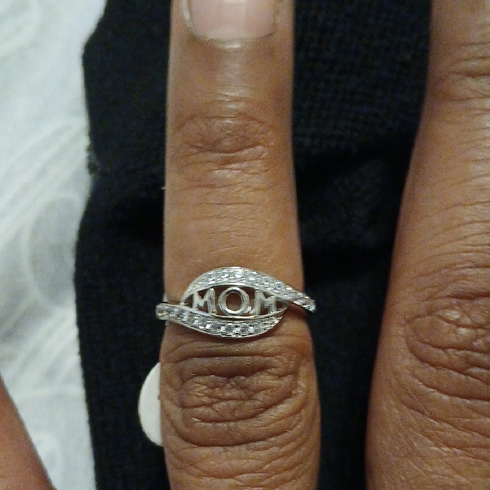Elegant Sterling Silver 'MOM' Ring